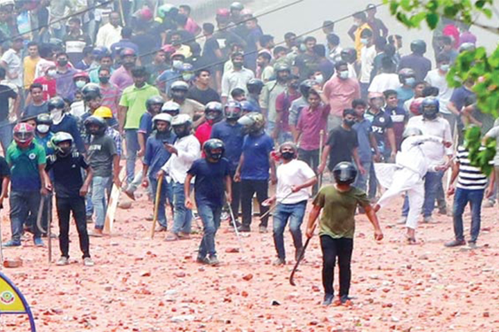 হেলমেটধারীরা ‘সন্ত্রাসী’, ছাত্রলীগের নয় : পুলিশ