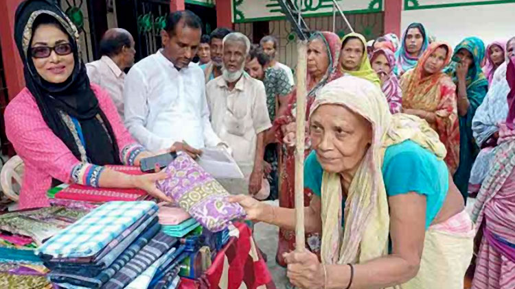 ঈদে দুস্থদের উপহার দিলেন চিত্রনায়িকা রোজিনা