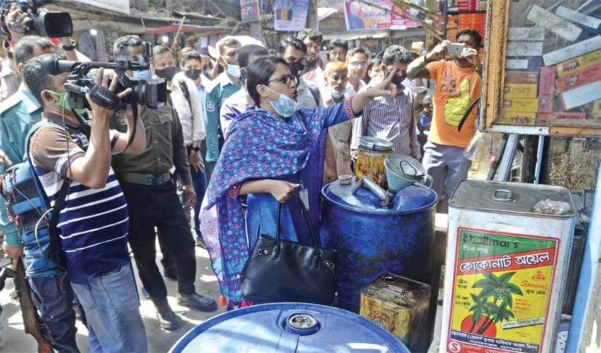 বাজারে ভোজ্যতেলের সংকট, বিপাকে ক্রেতারা