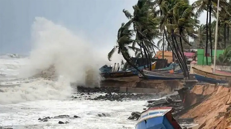 অশনি দুর্বল হবে, ভারী বৃষ্টি চলবে