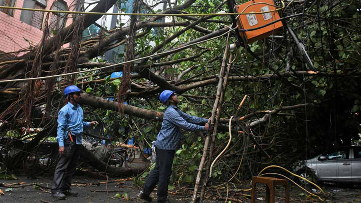 দিল্লিতে প্রচণ্ড ঘূর্ণিঝড়ে নিহত ২