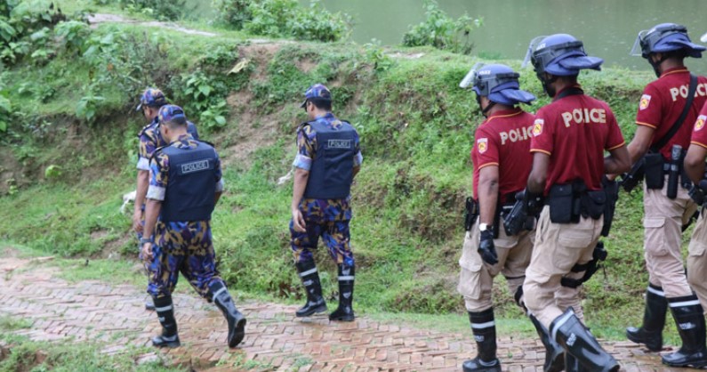 রোহিঙ্গা ক্যাম্পে গোলাগুলি, এম-১৬ রাইফেল উদ্ধার