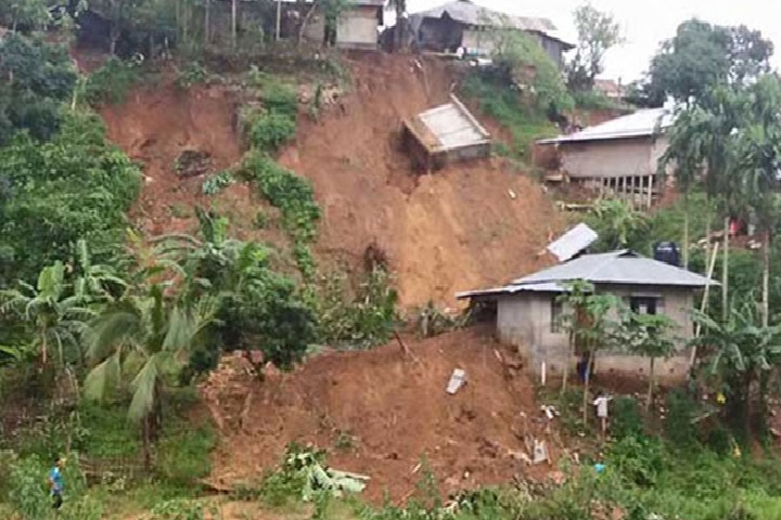 পাহাড় ধসে প্রাণ গেল ৪ জনের