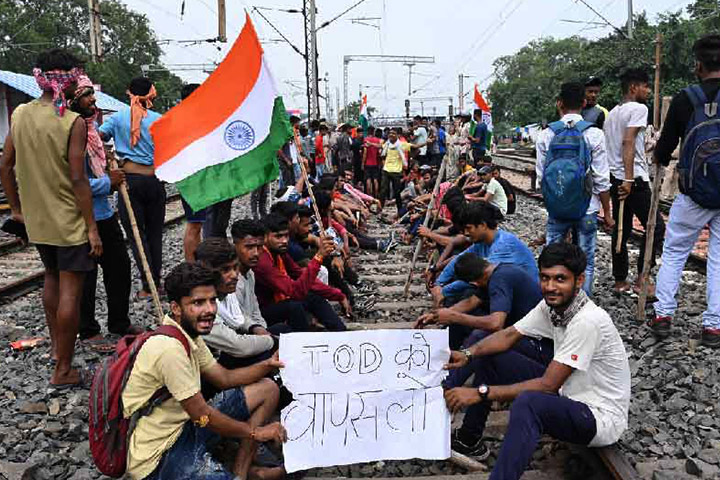 বাধ্য হয়ে ‘অগ্নিপথের’ নিয়ম শিথিল করল ভারত