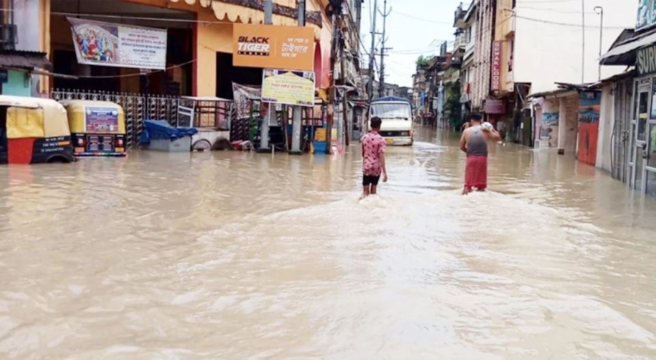 আসামে বন্যায় মৃতের সংখ্যা বেড়ে ১০০