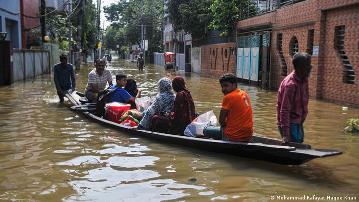 সিলেটে নামছে পানি, আশ্রয়কেন্দ্র ছাড়ছেন মানুষ