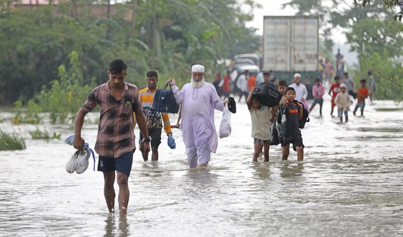 সিলেটে বন্যা অপরিবর্তিত: বাড়ছে দুর্ভোগ, আছে ত্রাণ সংকটও