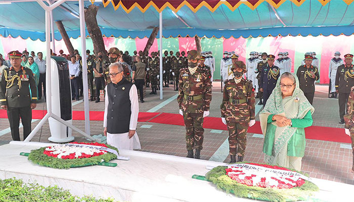 টুঙ্গিপাড়ায় বঙ্গবন্ধুর সমাধিতে রাষ্ট্রপতি ও প্রধানমন্ত্রীর শ্রদ্ধা