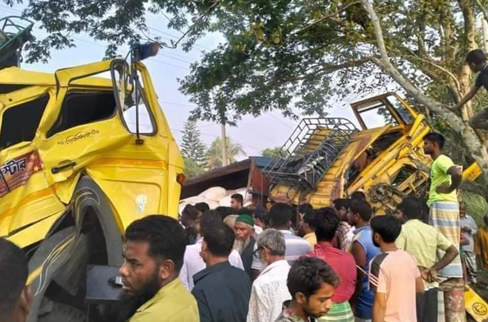 পাবনায় দুই ট্রাকের মুখোমুখি সংঘর্ষ, নিহত ১