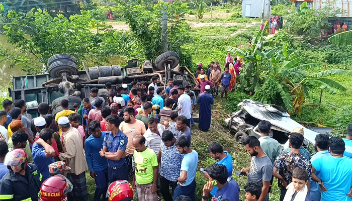 কুমিল্লায় ট্রাকের ধাক্কায় মাইক্রোবাসে খাদে, নিহত ২