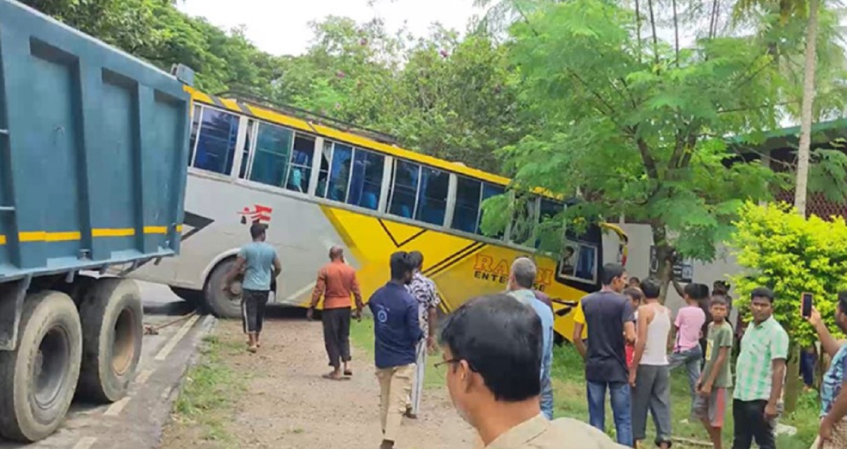 বাস-অটোরিকশা সংঘর্ষে খুবি শিক্ষার্থীসহ নিহত ৩