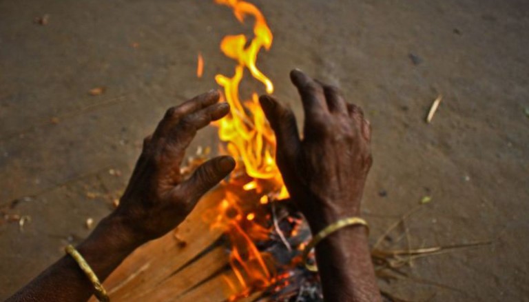 শীতে আগুন পোহাতে গিয়ে প্রাণ গেল বৃদ্ধার