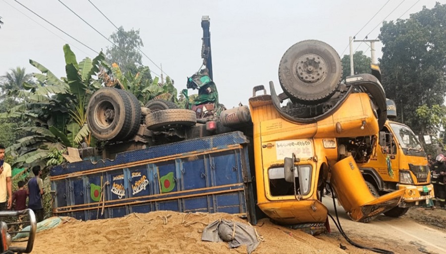 বাসের সঙ্গে সংঘর্ষে ট্রাক উল্টে অটোরিকশার ওপর, নিহত ২