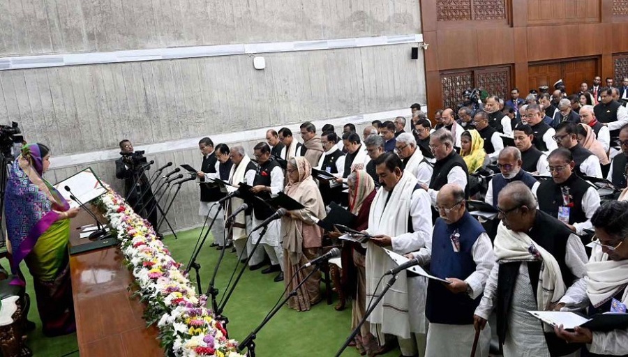 শপথ নিলেন আওয়ামী লীগের নবনির্বাচিত সংসদ সদস্যরা