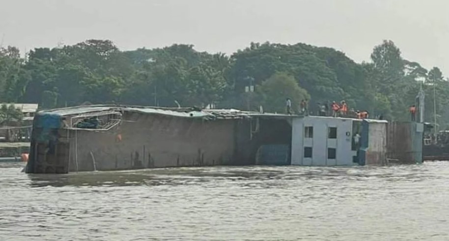 বাল্কহেডের ধাক্কায় নয়, তলা ফেটে ফেরিডুবি : নৌপুলিশ