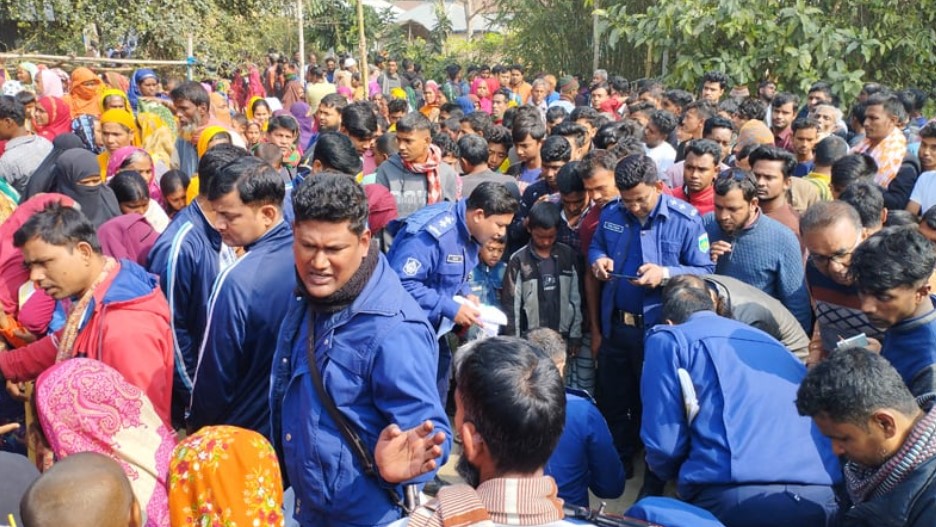 রান্নাঘরে মায়ের আর গাছে ঝুলছিল শিশুর মরদেহ