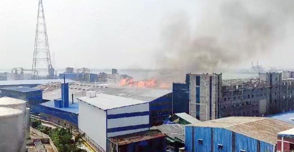 মুন্সিগঞ্জে বোর্ড তৈরির কারখানায় ভয়াবহ আগুন