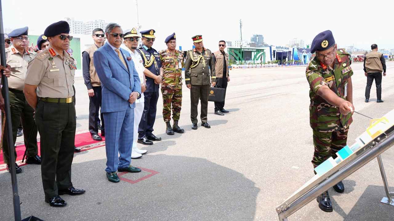 জাতীয় প্যারেড স্কয়ারে সমরাস্ত্র প্রদর্শনী পরিদর্শন করলেন রাষ্ট্রপতি