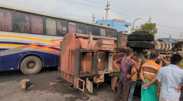 সাভারে তেলের লরি উল্টে আগুন, দগ্ধ আরও একজনের মৃত্যু