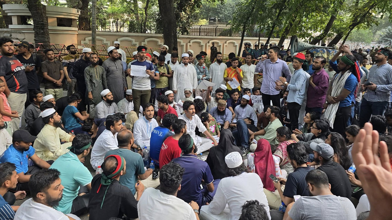 আওয়ামী লীগ নিষিদ্ধের দাবিতে উত্তাল ঢাকা, বিক্ষোভ চলছে যমুনার সামনে