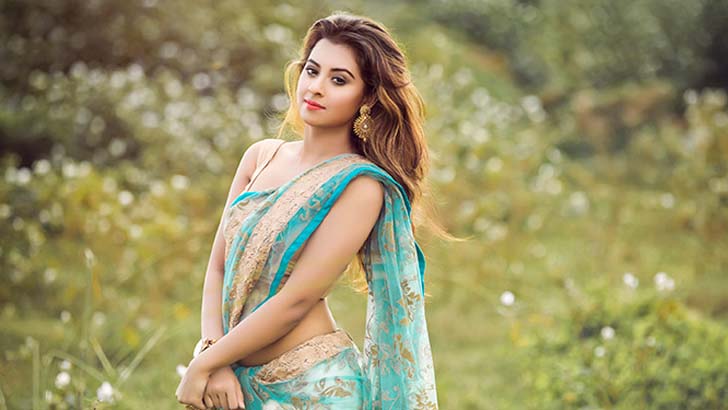 শাকিবের মায়ের ছবি পোস্ট করে যা বললেন বুবলী