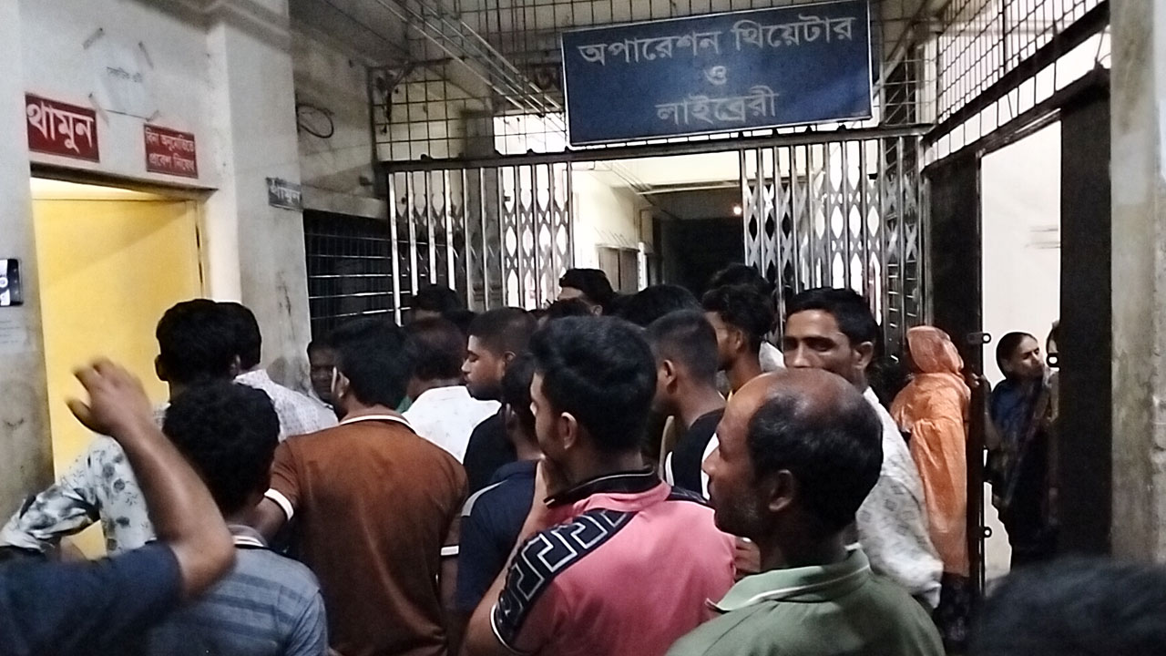 পরকীয়ায় ক্ষিপ্ত হয়ে গলায় ছুরিকাঘাত, বাঁচানো গেল না স্ত্রীকে