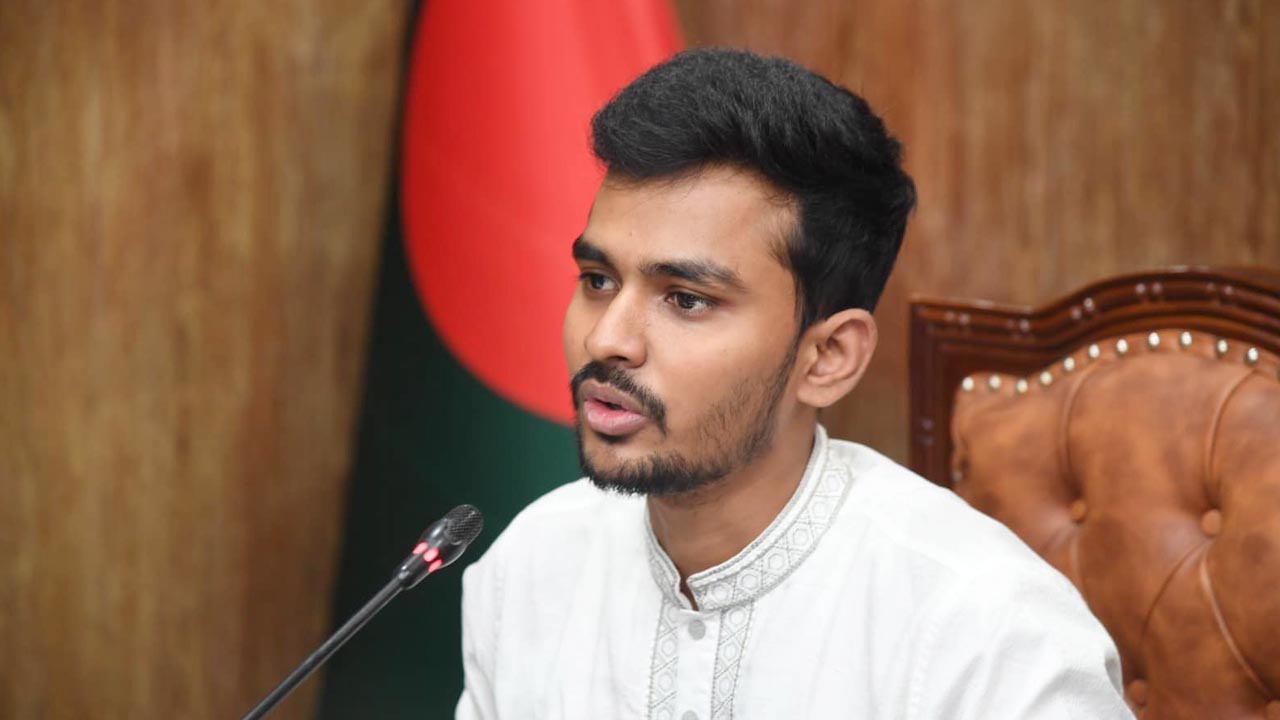 বিএনপি গায়ের জোরে নগর ভবন বন্ধ করে আন্দোলন করছে : উপদেষ্টা আসিফ