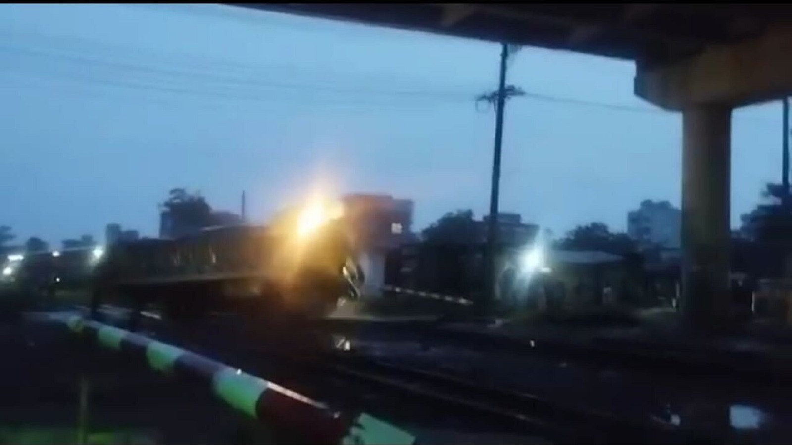 গাজীপুরে রেলক্রসিংয়ে আটকে যাওয়া ট্রাকে ট্রেনের ধাক্কা