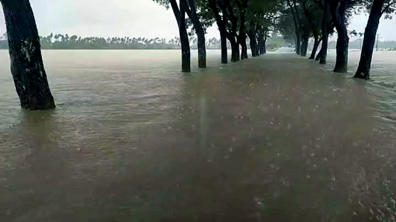 চেরাপুঞ্জিতে রেকর্ড বৃষ্টিপাত, পাহাড়ি ঢলে তলিয়ে গেছে গোয়াইনঘাট সড়ক