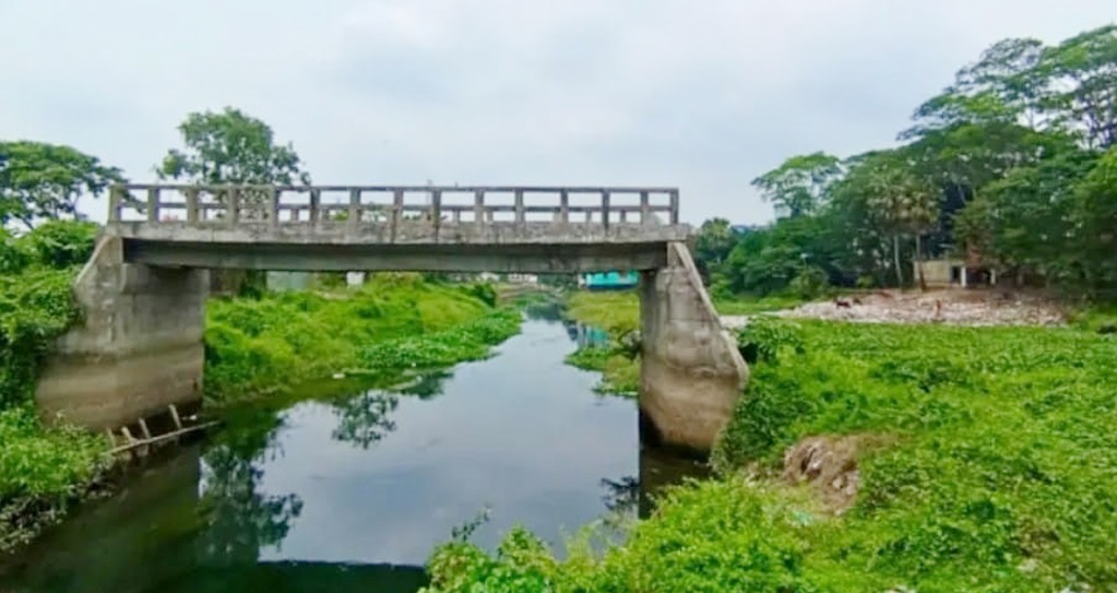 খালের ওপরে এতিম সেতু, কেউ জানে না কেন