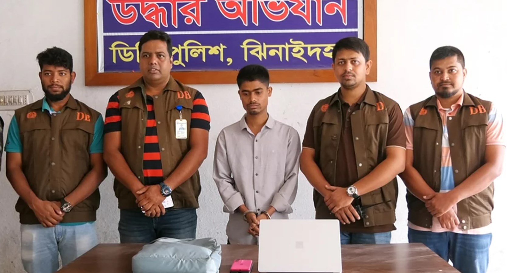 অনলাইন জুয়া সাইটের বাংলাদেশি এজেন্ট গ্রেপ্তার