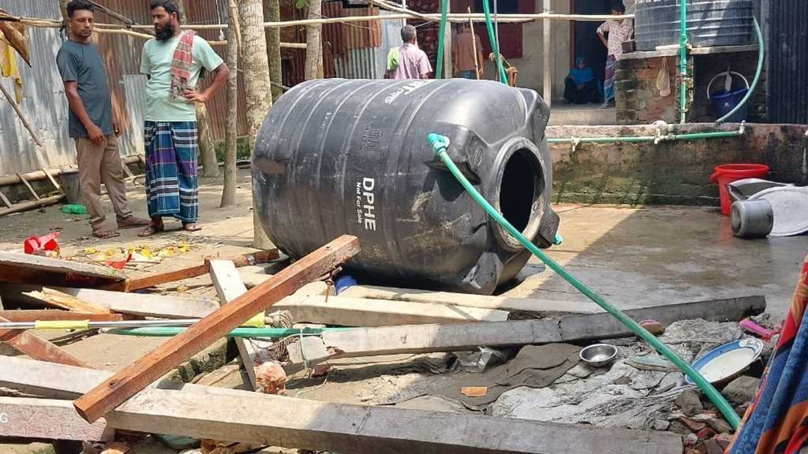 মাথায় পানির ট্যাংক পড়ে মাদরাসাছাত্রী নিহত