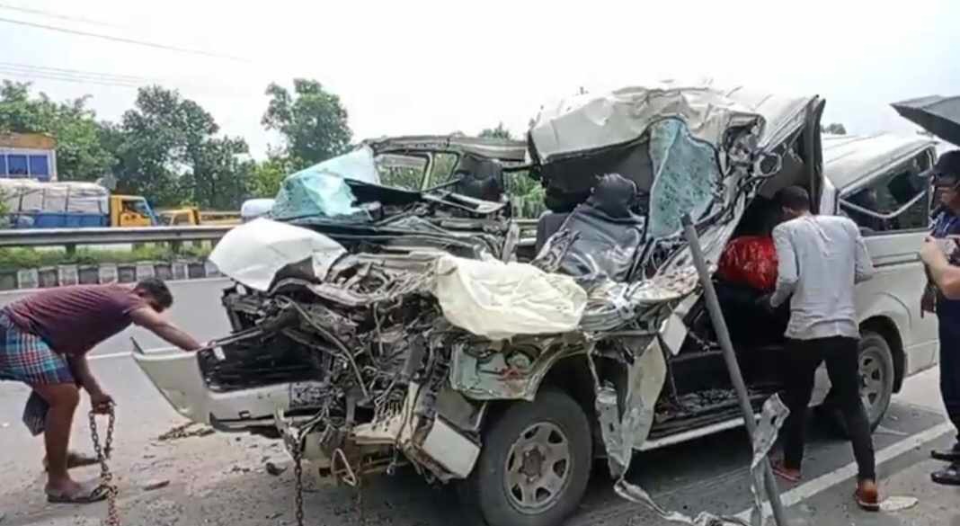দাঁড়িয়ে থাকা ট্রাকে মাইক্রোবাসের ধাক্কা, একই পরিবারের ৩ জনের মৃত্যু