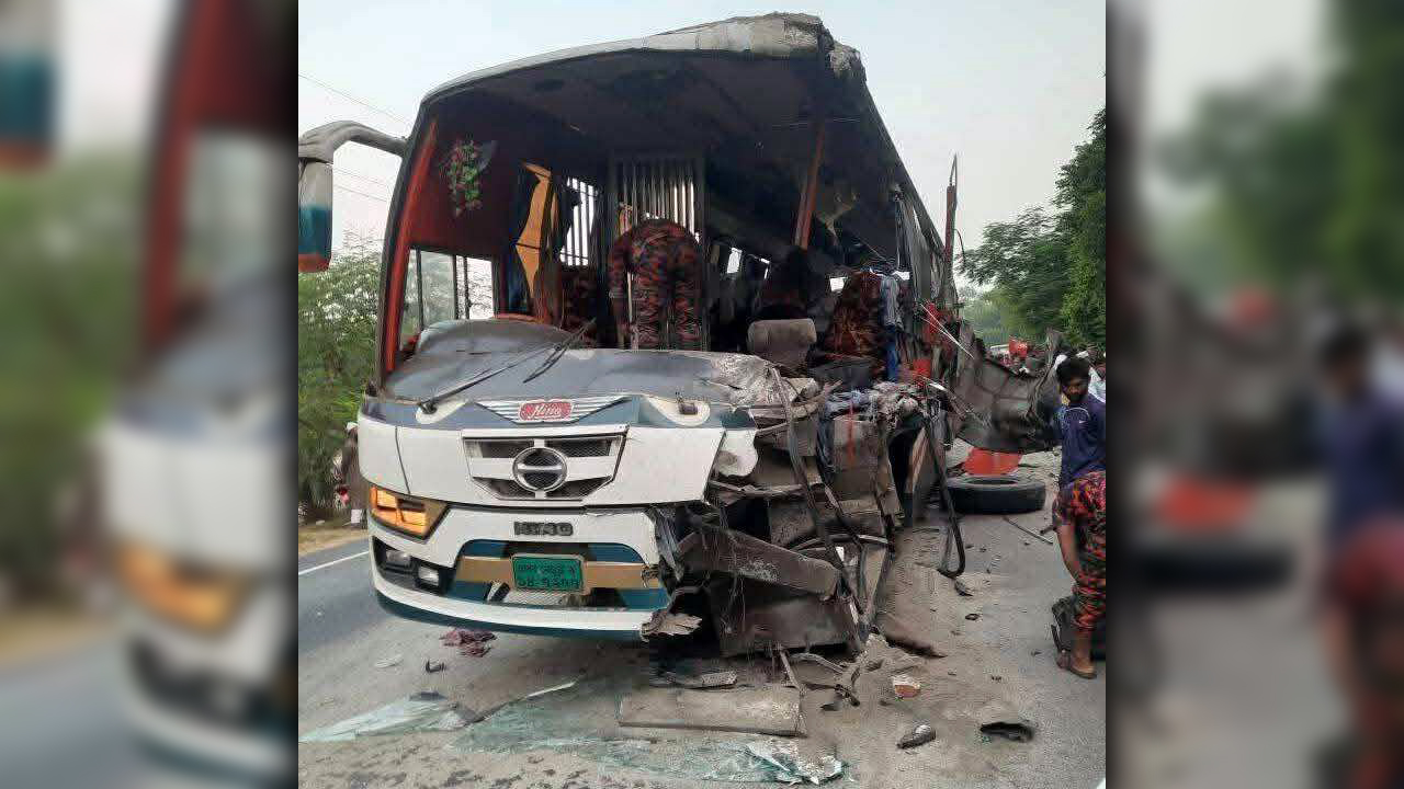 দিনাজপুরে দাঁড়িয়ে থাকা ট্রাকে বাসের ধাক্কা, নিহত ৫