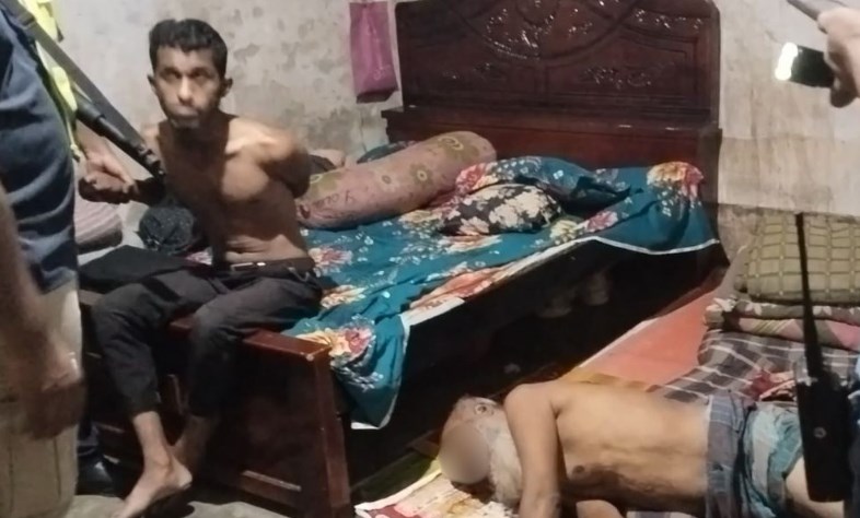 বাবাকে কুপিয়ে হত্যার পর পাশেই ঘুমিয়ে ছিল ছেলে