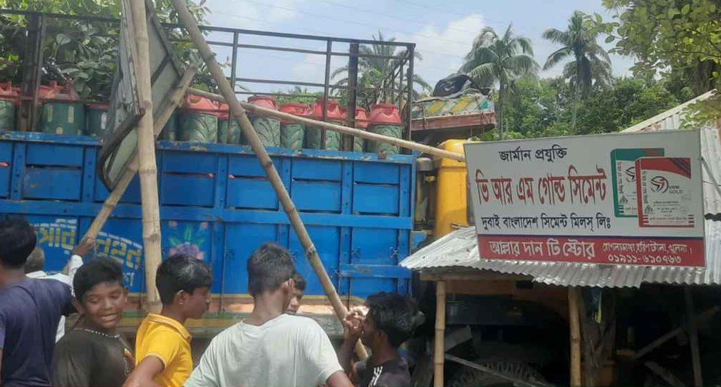ইজিবাইককে ধাক্কা দিয়ে দোকানে ঢুকে গেল ট্রাক, নিহত ২