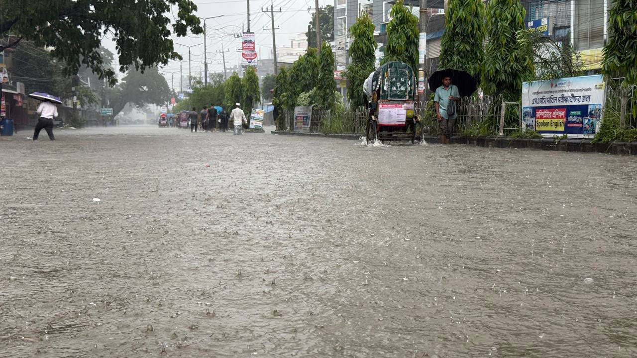 বিপৎসীমার ওপর দিয়ে প্রবাহিত হচ্ছে ফেনীর মুহুরী-সিলোনিয়া নদীর পানি