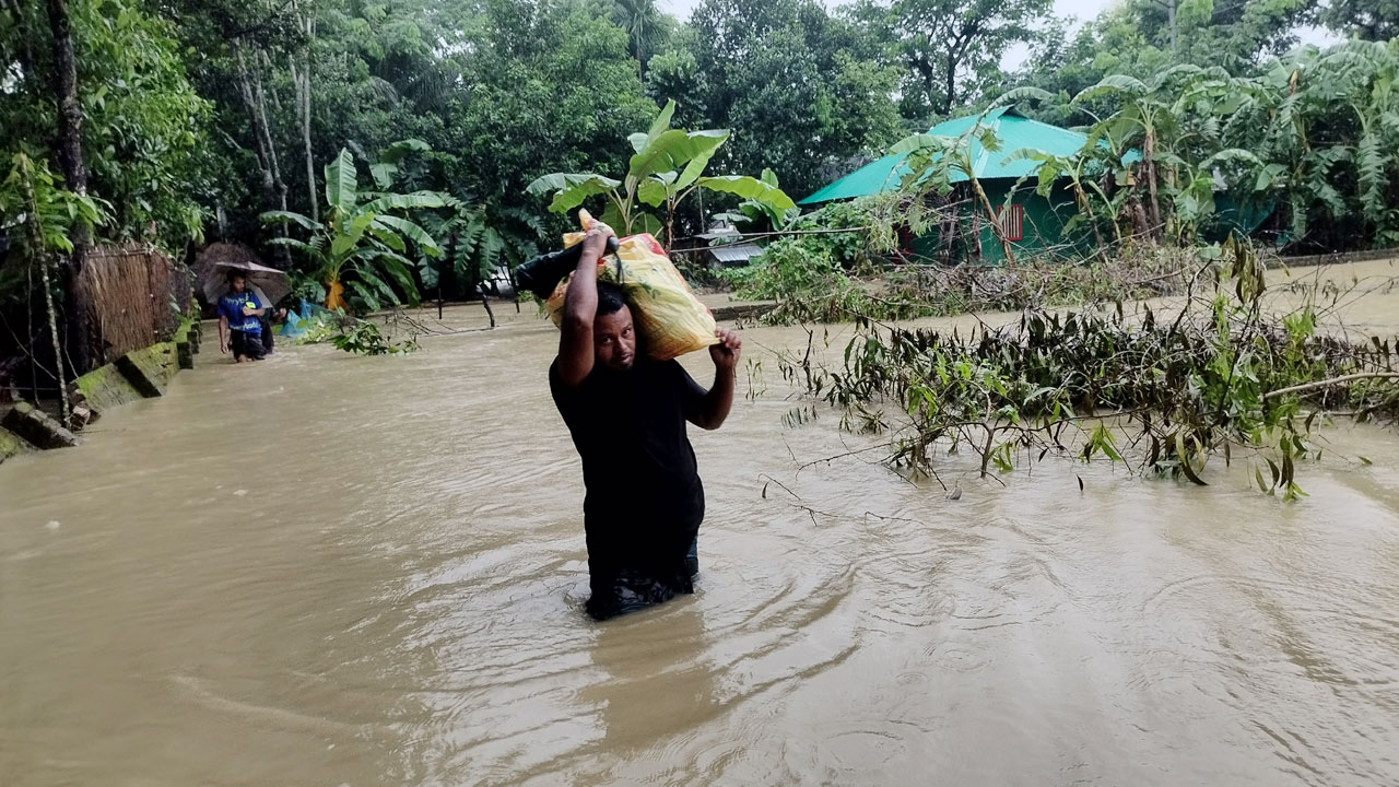 ফেনীতে দুর্গত এলাকায় শুকনো খাবার ও সুপেয় পানির সংকট