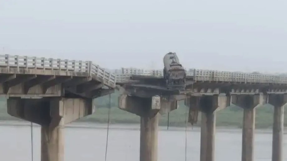 সেতু ভেঙে নদীতে পড়ল যানবাহন, ১০ জন নিহত