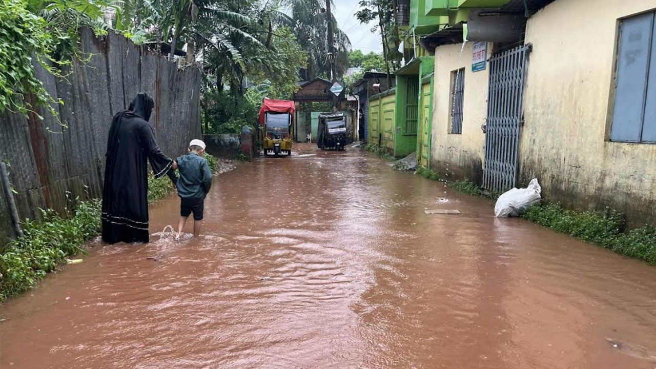 নোয়াখালীতে পানিবন্দি ৪২ হাজার পরিবার, ক্ষতিগ্রস্ত ২ লাখ মানুষ
