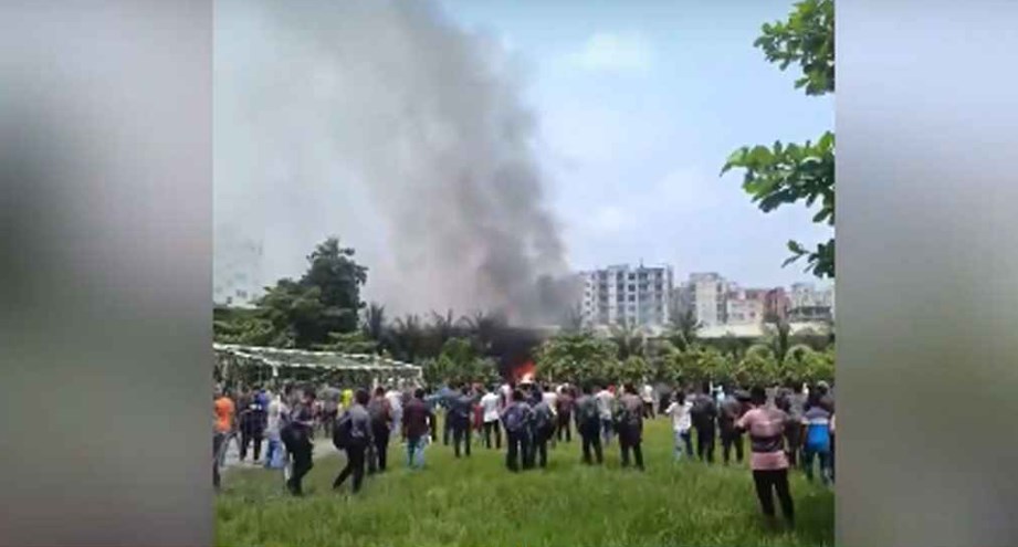রাজধানীর উত্তরায় বিমান বিধ্বস্ত, হতাহতের শঙ্কা