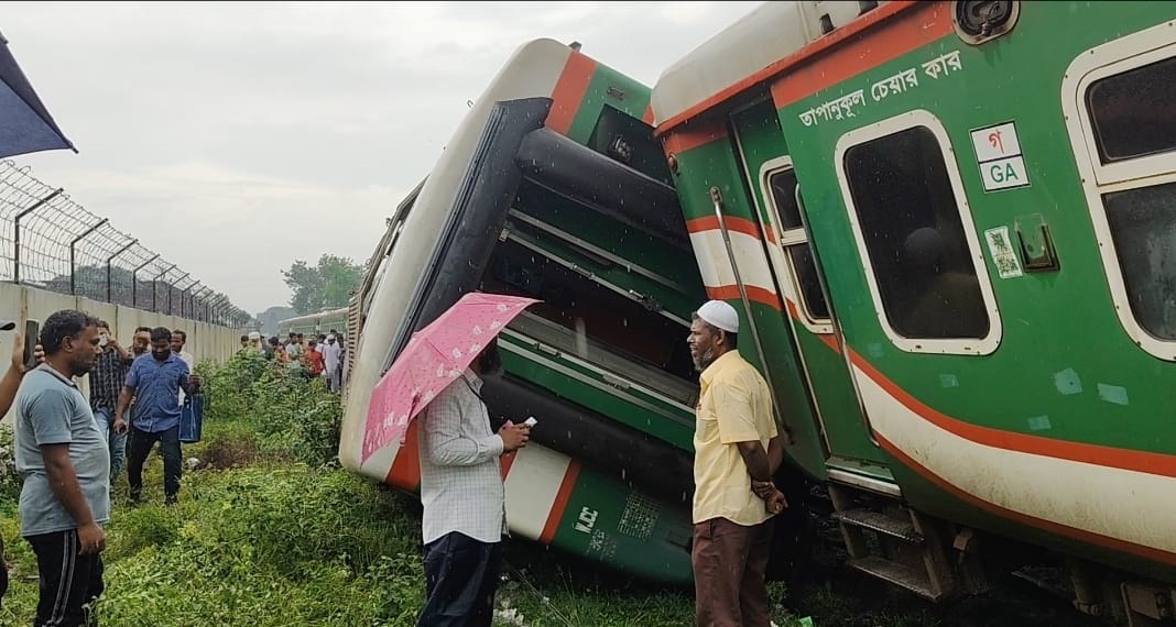 লালমনিরহাটে ২ ট্রেনের মুখোমুখি সংঘর্ষ, বুড়িমারি রুটে রেল যোগাযোগ বন্ধ