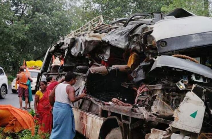ঝাড়খণ্ডে বাস-ট্রাকের মধ্যে ভয়াবহ সংঘর্ষ, ১৮ পুণ্যার্থী নিহত