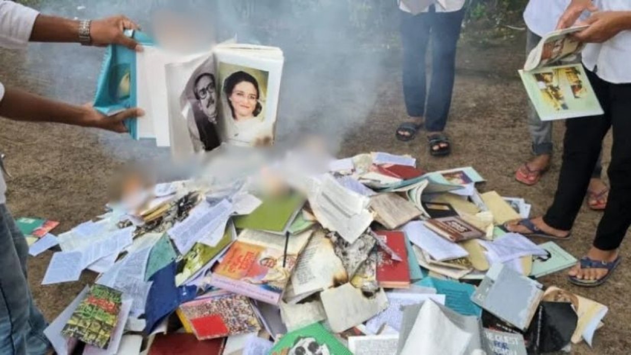 বঙ্গবন্ধু-শেখ হাসিনা সংশ্লিষ্ট বই পোড়াল শিক্ষার্থীরা
