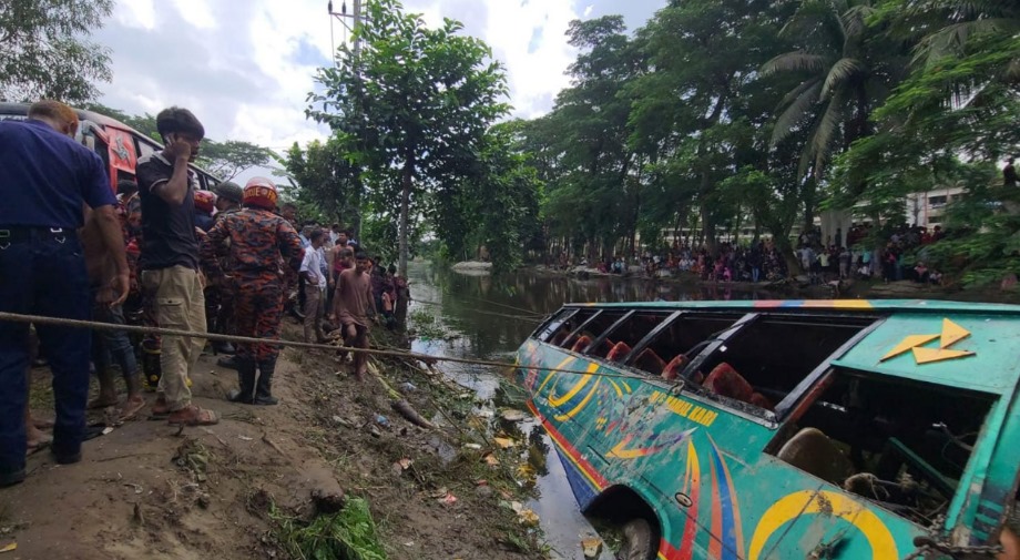 লক্ষ্মীপুরে যাত্রীবাহী বাস খালে, নিহত ৫