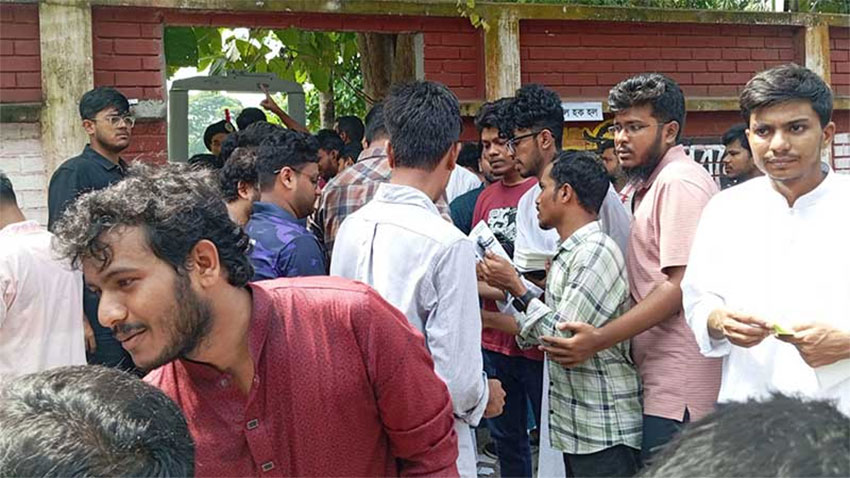 ভোটার লাইনে প্রার্থীদের প্রচারণা, ‘বিরক্ত’ ভোটাররা