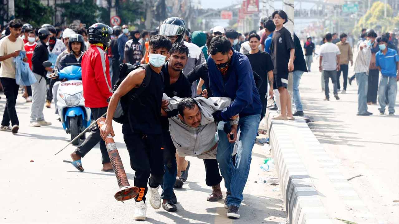 নেপালজুড়ে ছড়িয়ে পড়েছে বিক্ষোভ, আজও রাস্তায় তরুণরা