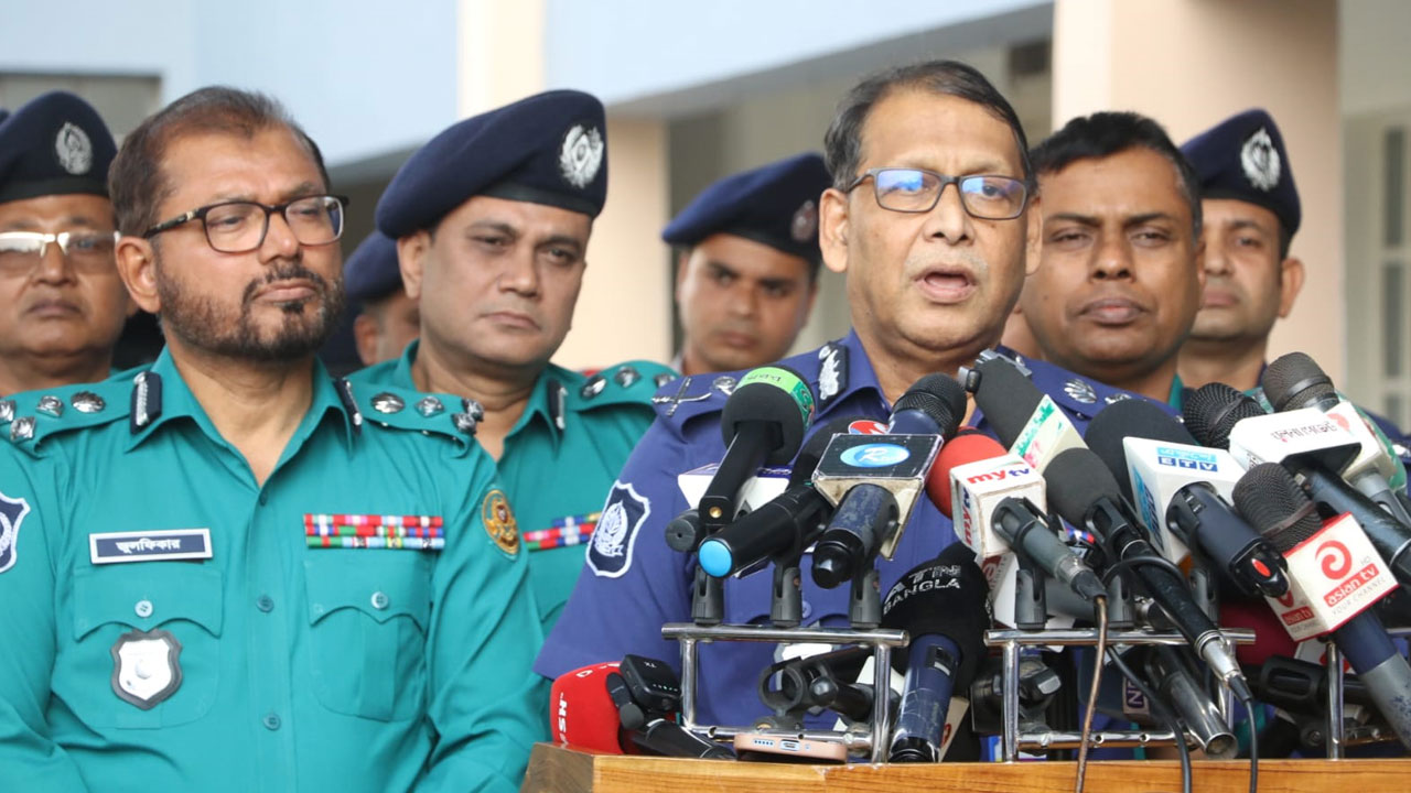 ক্রসফায়ার-গুমের ভয় দেখিয়ে সন্ত্রাস দমন করতে চাই না : আইজিপি