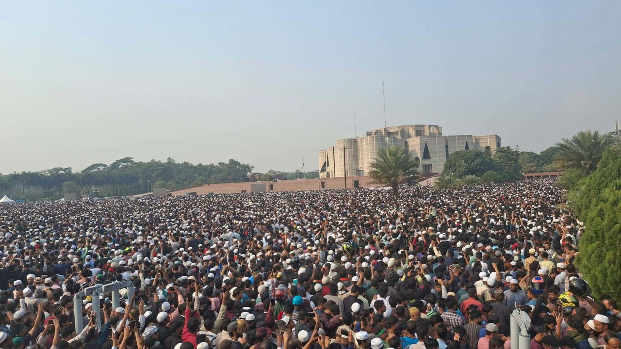 লাখো মানুষের অংশগ্রহণে স্মরণকালের সবচেয়ে বড় জানাজা শহীদ হাদির