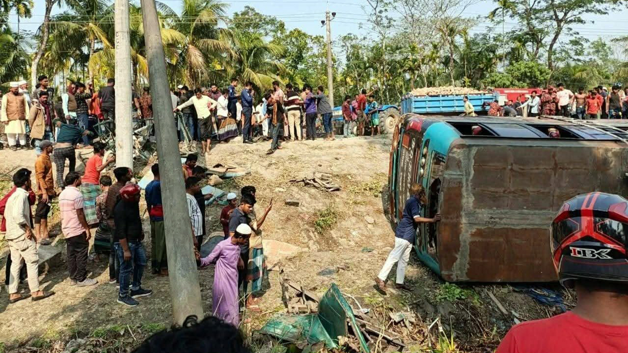 ভোলায় বাস-অটোরিকশার সংঘর্ষে নিহত ৪